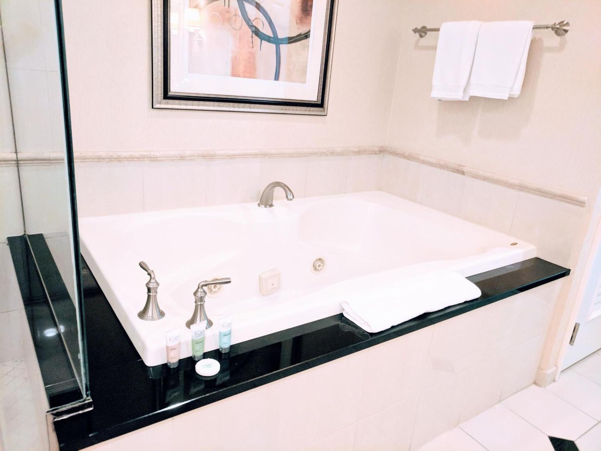 Strip & Sphere View - Separate Living Room - 2 Full Bath - Full Kitchen - Balcony - 900 Sqft - Mgm Signature Лас-Вегас Экстерьер фото