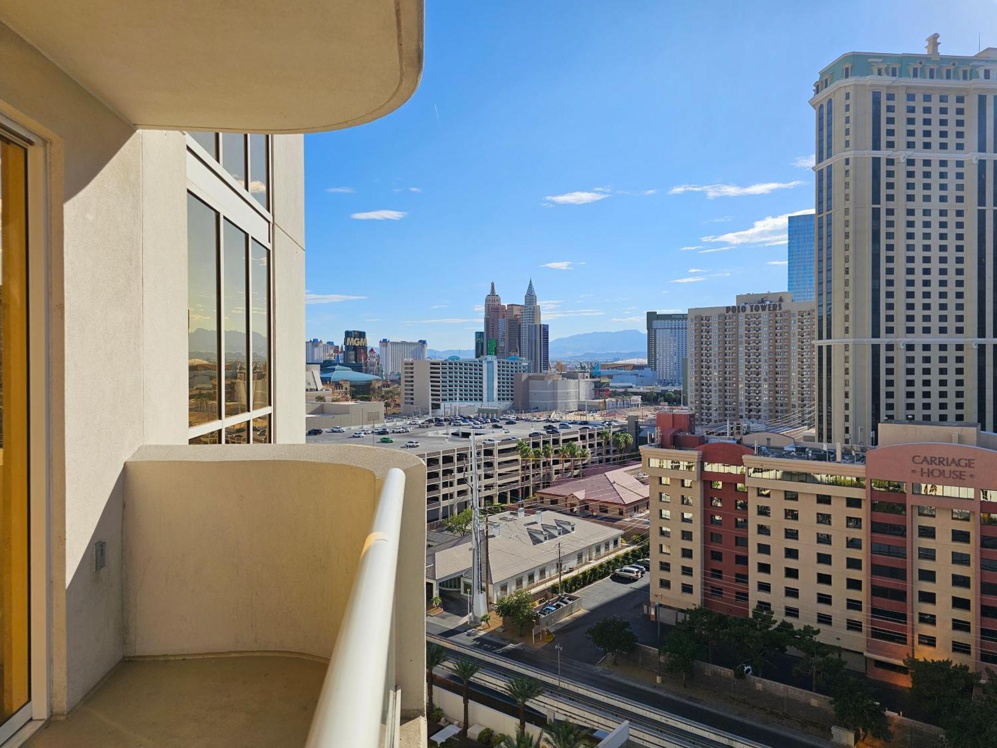 Strip & Sphere View - Separate Living Room - 2 Full Bath - Full Kitchen - Balcony - 900 Sqft - Mgm Signature Лас-Вегас Экстерьер фото